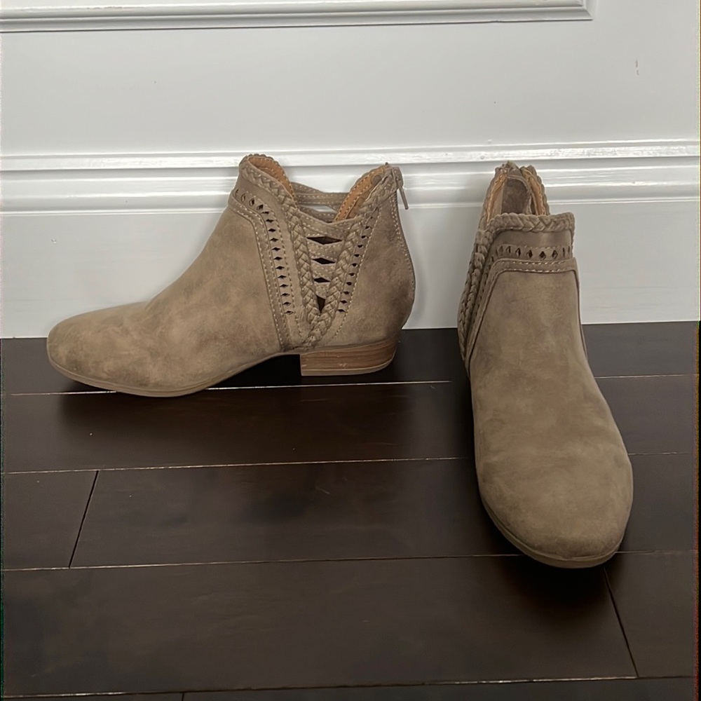 SO memory foam tan zip up back booties 1” heel Girls sz 4